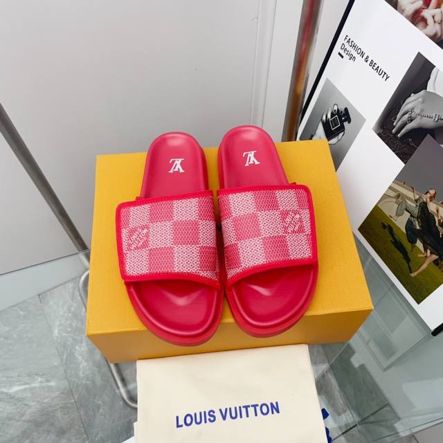 情侣款 Louis Vuitton 顶级版本最新走秀款平底拖鞋 香港原版购入一比一开模 本款sienna百搭为拉菲草刺绣lv字母和monogram花卉，与进口羊